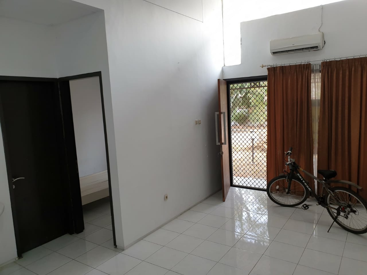 Rumah Disewakan Semi Furnished di Lippo Cikarang